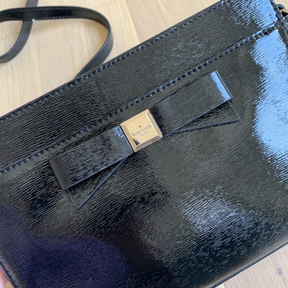 NWT Kate Spade Beacon Court Black Gray Shiny Patent Leather bow Crossbody - Picture 3 of 7
